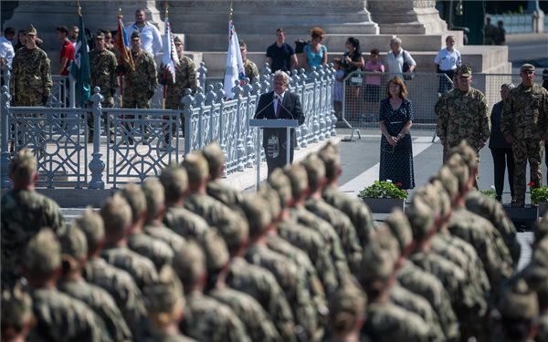 Honvéd altiszteket avattak a Hősök terén