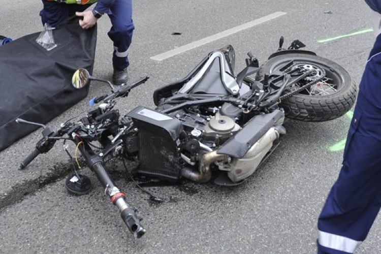 Mentővel ütközött és meghalt egy motoros a fővárosban