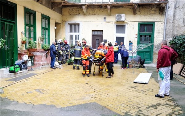 Leszakadt egy fővárosi társasház lépcsője egy férfi alatt